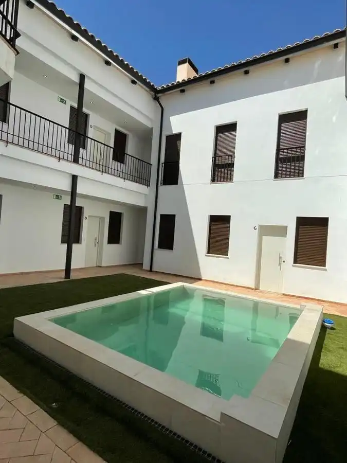 Piscina de Apartament en venda en Córdoba amb Aire condicionat, Jardí privat i Moblat