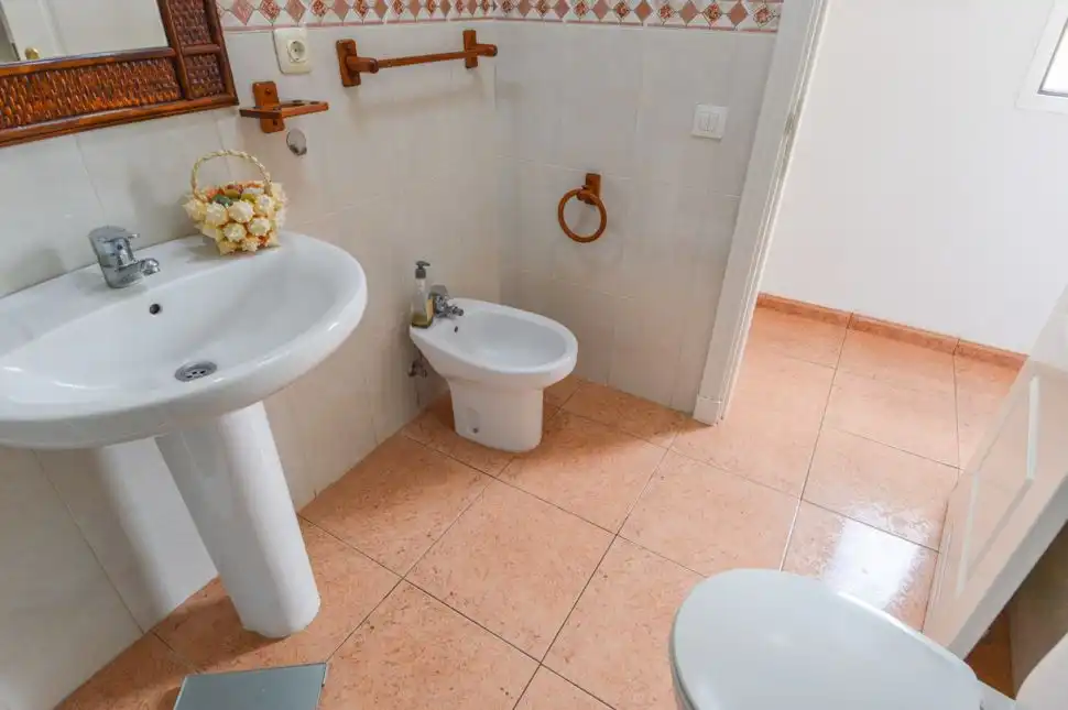 Baño de Apartamento de alquiler en Mogán con Terraza y Piscina comunitaria