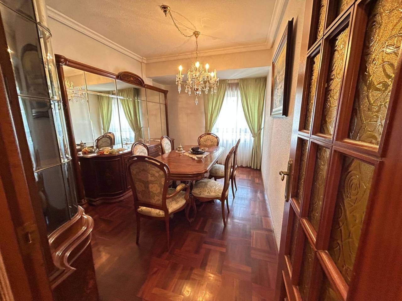 Menjador de Pis en venda en Burgos Capital amb Calefacció, Parquet i Terrassa