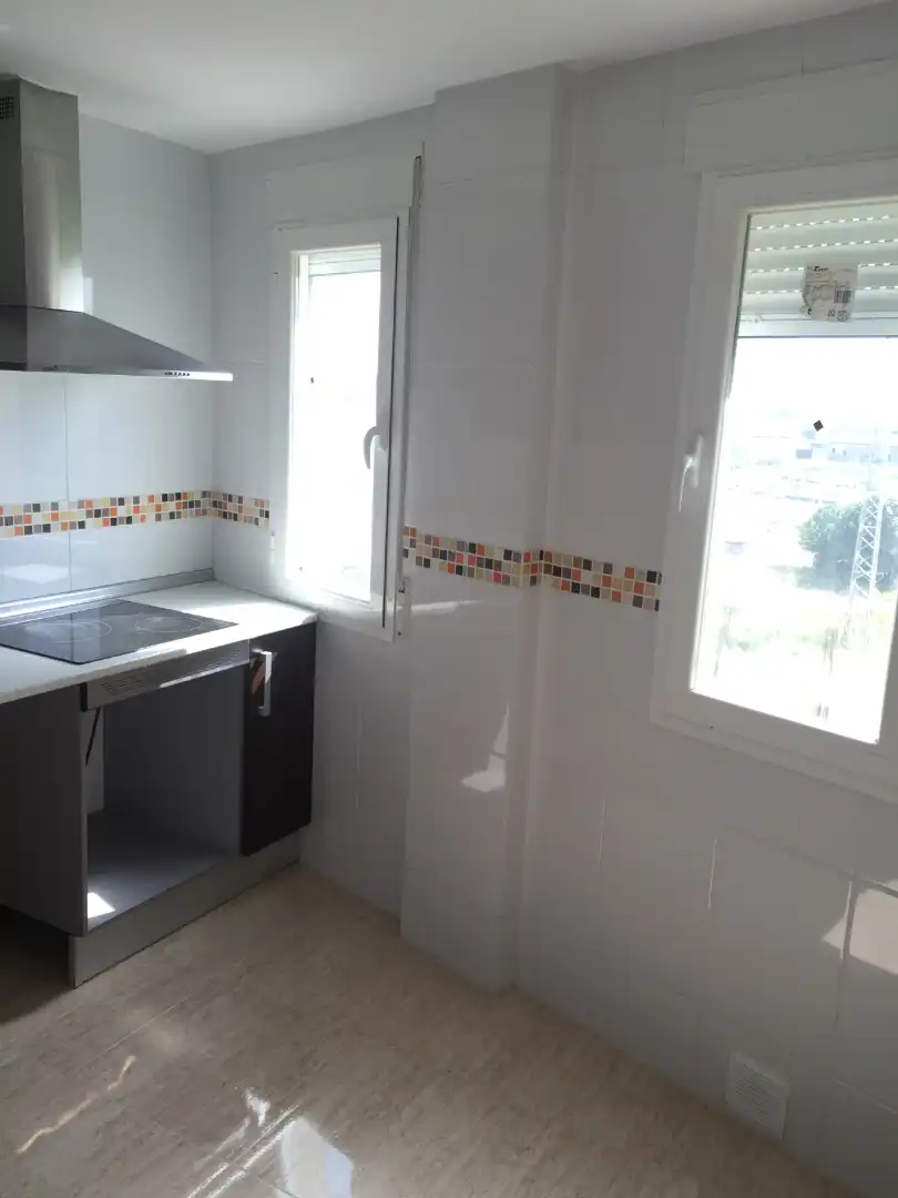 Badezimmer von Wohnungen zum Verkauf in Fuente Vaqueros mit Ofen und Waschmaschine