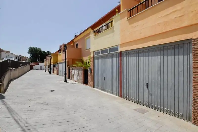 Vista exterior de Casa o xalet en venda en Alhendín amb Jardí privat, Terrassa i Piscina comunitària
