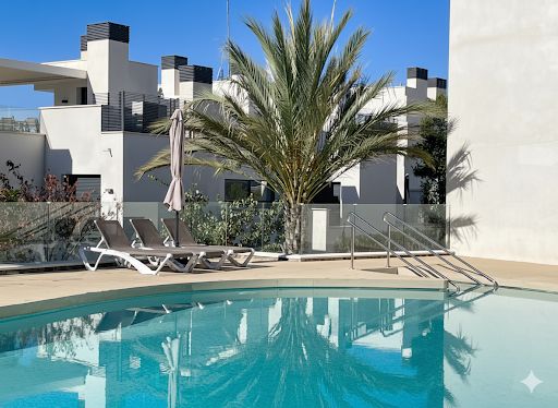 Piscina de Pis en venda en Marbella amb Calefacció, Jardí privat i Terrassa
