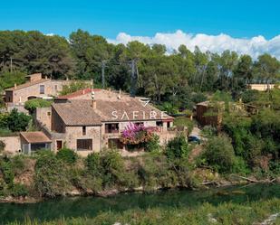 Vista exterior de Finca rústica en venda en Sant Miquel de Fluvià amb Aire condicionat i Piscina