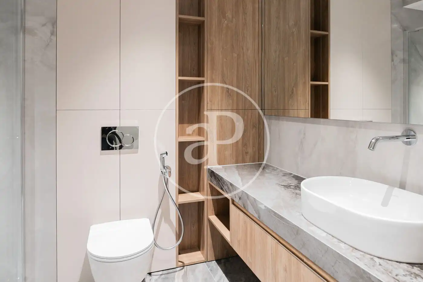 Badezimmer von Wohnung zum Verkauf in Barcelona mit Klimaanlage, Heizung und Balkon