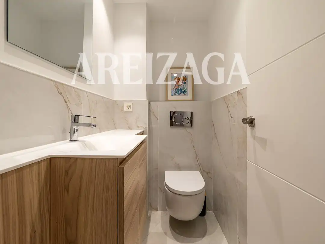 Baño de Piso en venta en Donostia - San Sebastián  con Calefacción y Balcón