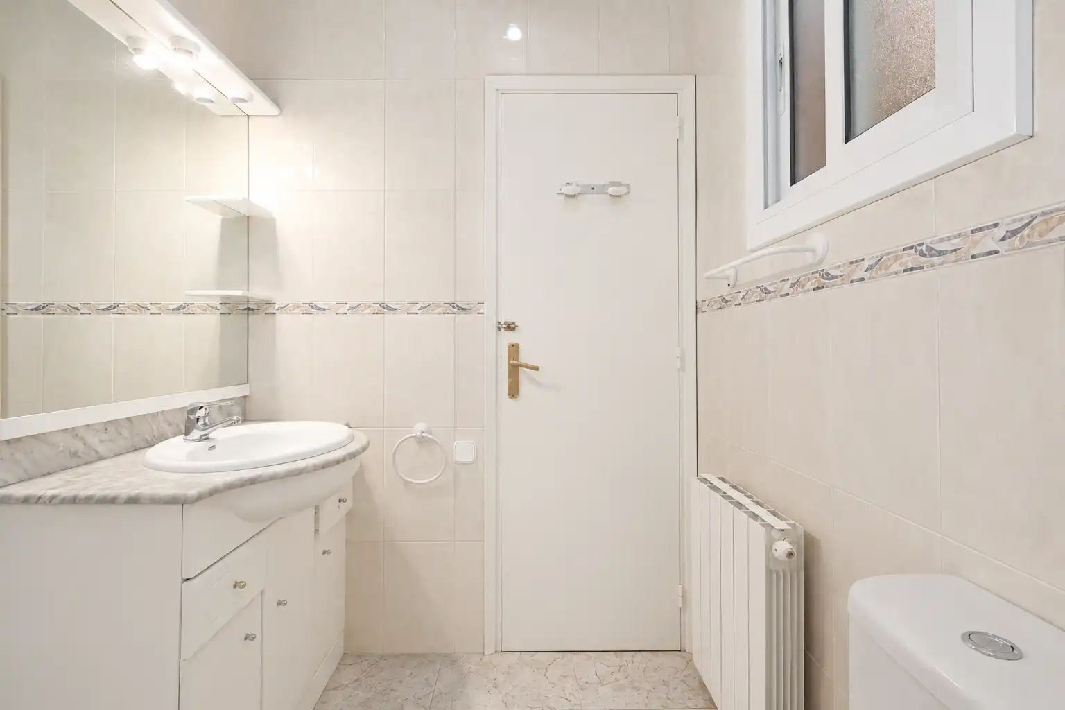 Baño de Piso en venta en Esplugues de Llobregat con Calefacción y Balcón