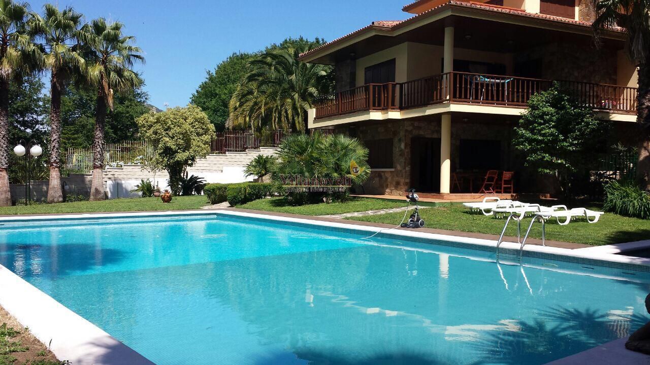Piscina de Finca rústica en venda en Gondomar amb Calefacció, Jardí privat i Parquet