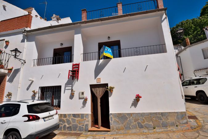 Vista exterior de Casa adosada en venda en Parauta amb Terrassa, Traster i Balcó