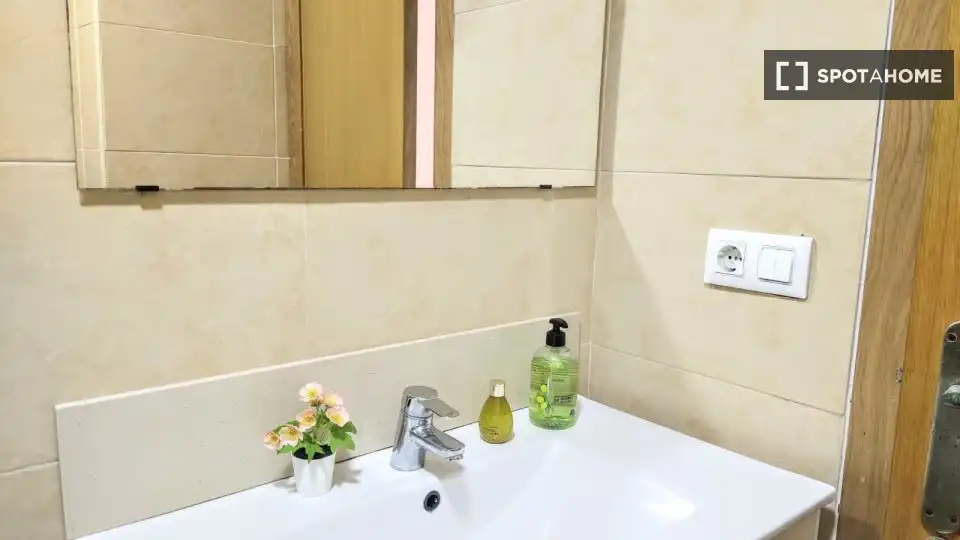 Bathroom of Flat for rent in Burjassot  with Air Conditioner, Heating and Furnished