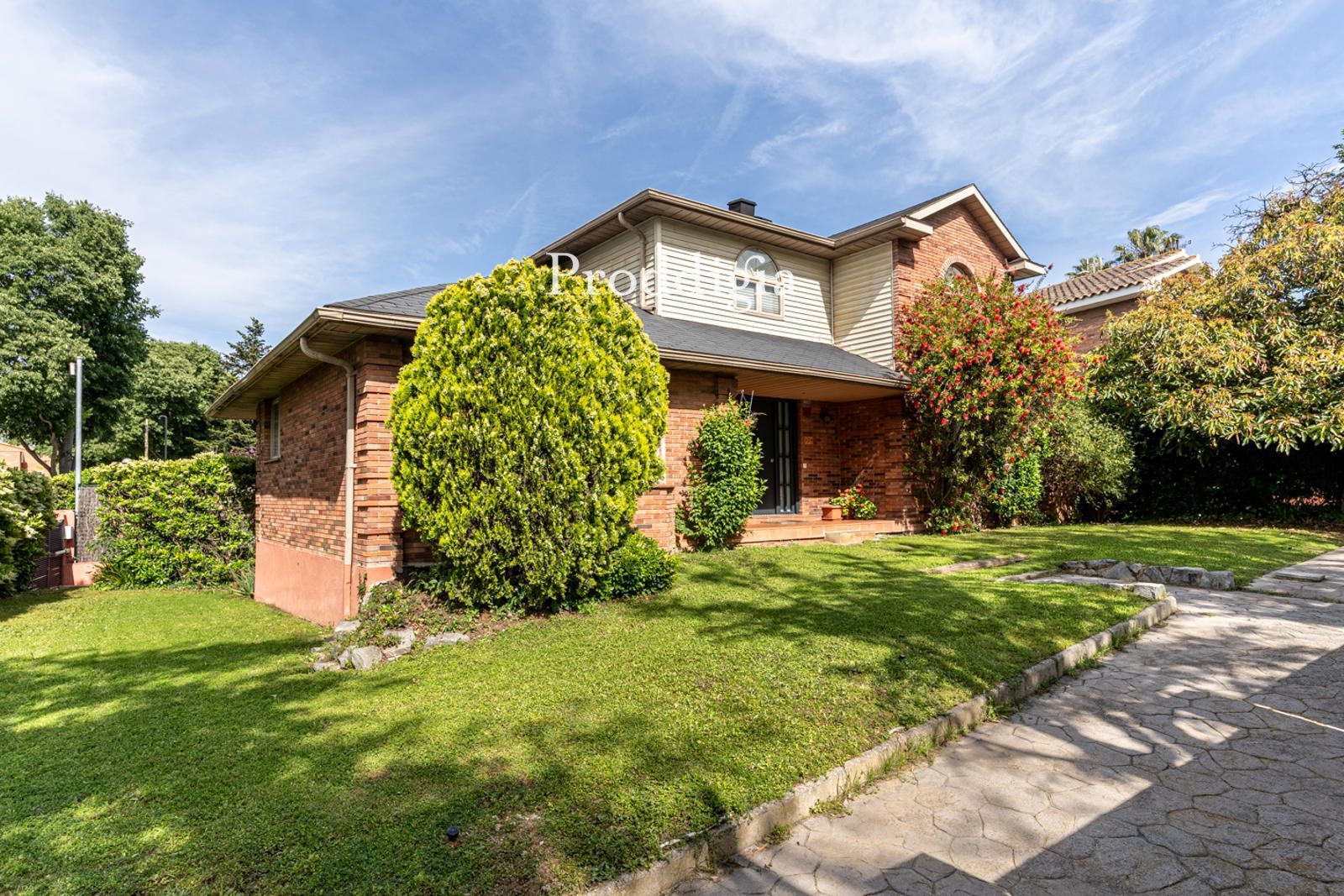 Vista exterior de Casa o xalet en venda en Sant Cugat del Vallès amb Aire condicionat, Calefacció i Jardí privat