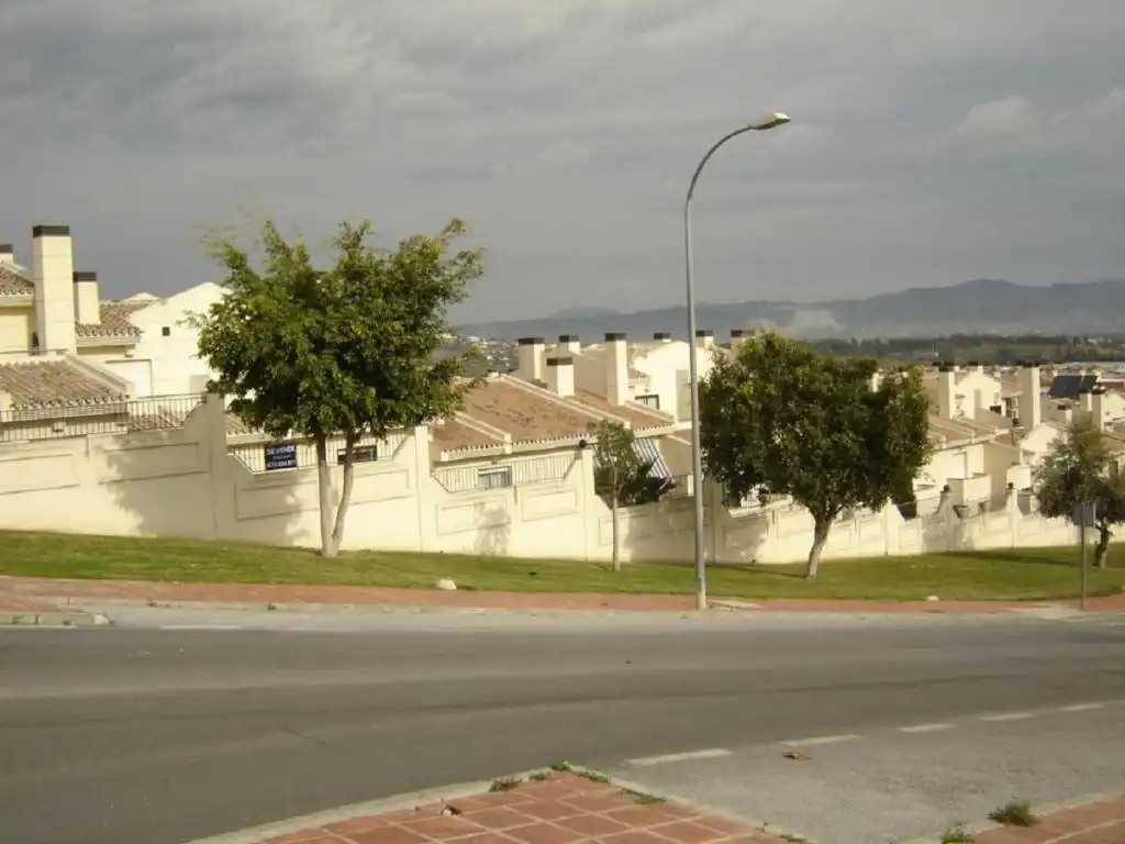 Vista exterior de Casa adosada en venta en Alhaurín de la Torre con Alarma y Piscina comunitaria