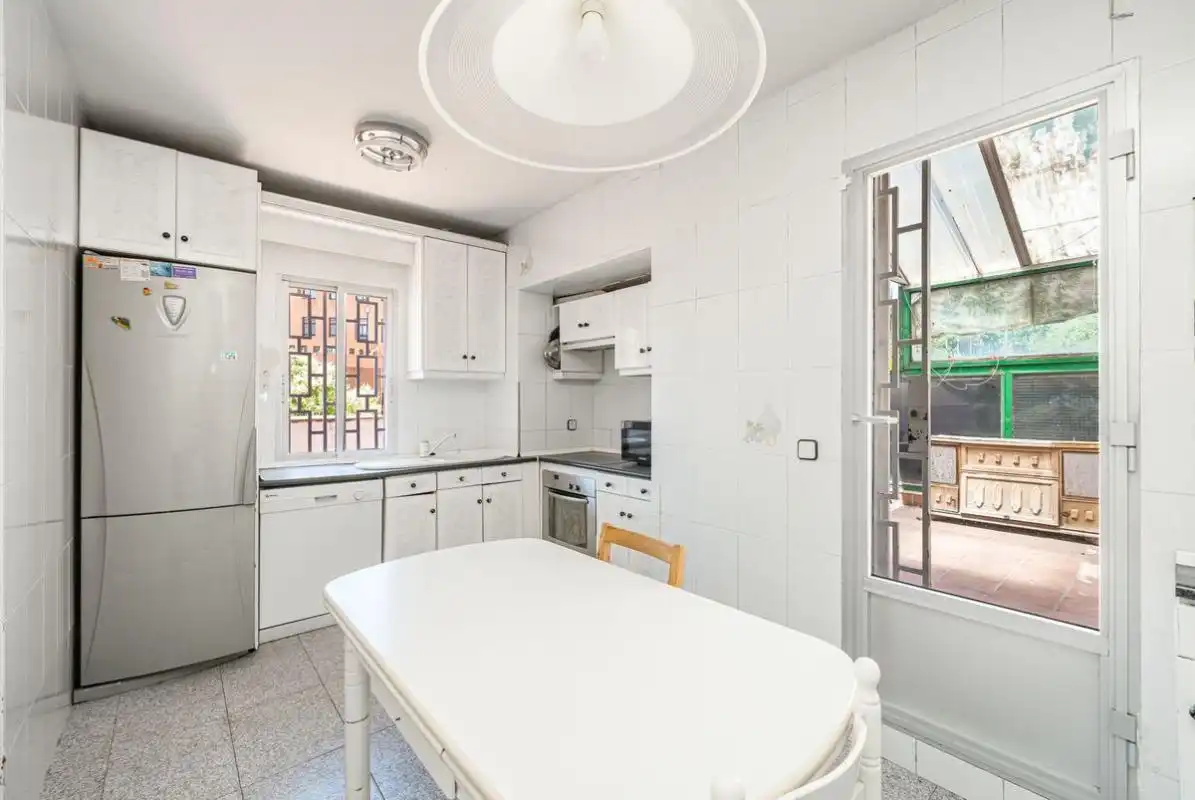Cuina de Casa o xalet en venda en Madrid amb Aire condicionat, Calefacció i Jardí privat