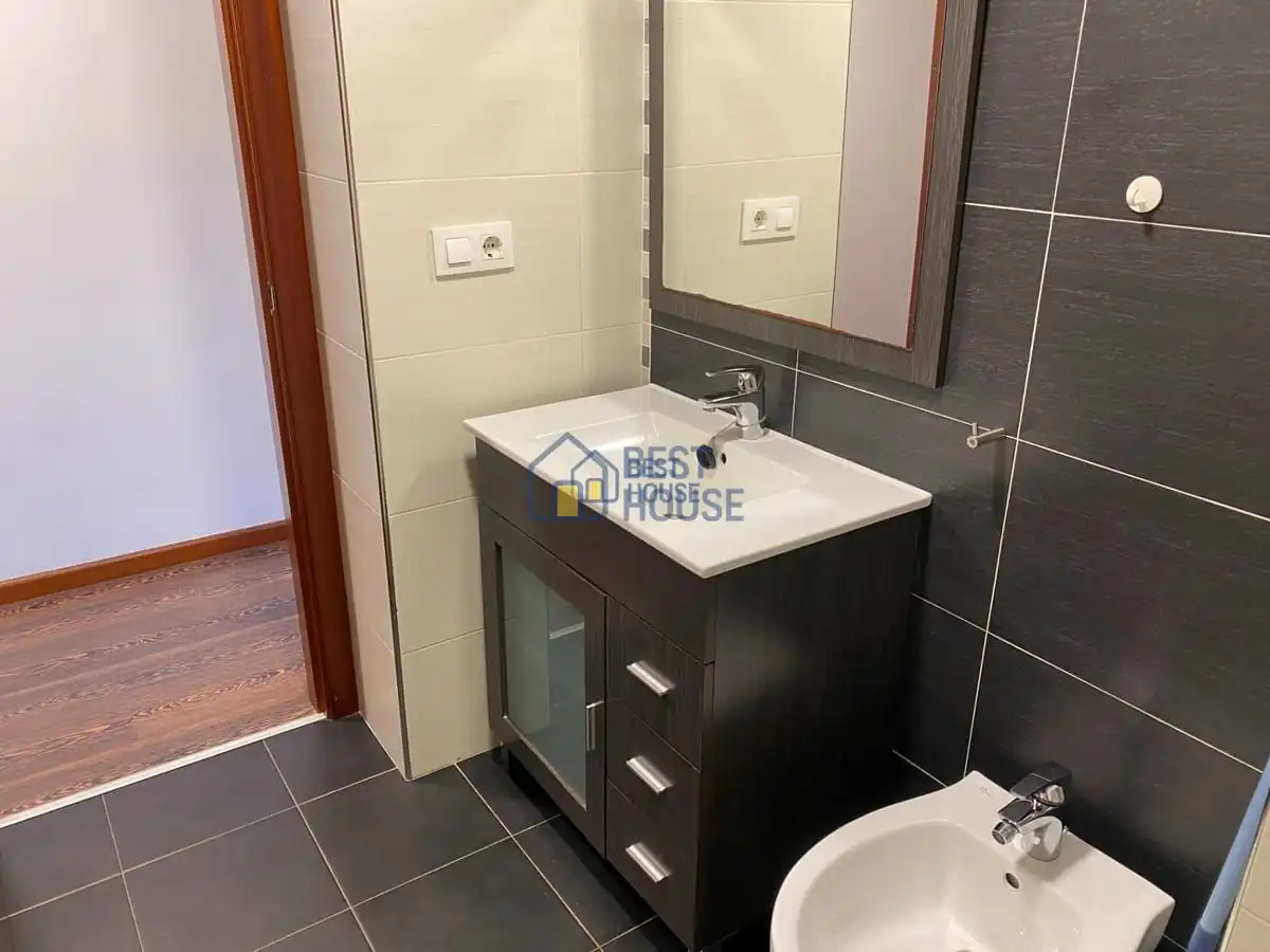 Badezimmer von Erdgeschoss zur Miete in San Andrés del Rabanedo mit Heizung, Parkett und Terrasse