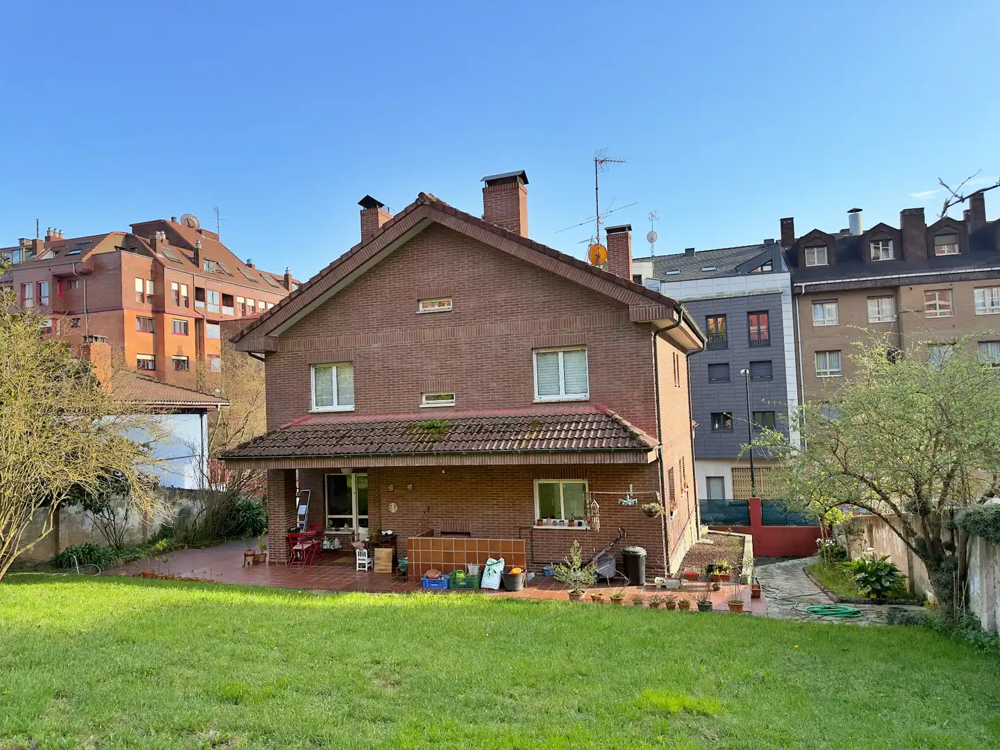 Vista exterior de Casa o xalet en venda en Oviedo  amb Calefacció, Jardí privat i Parquet