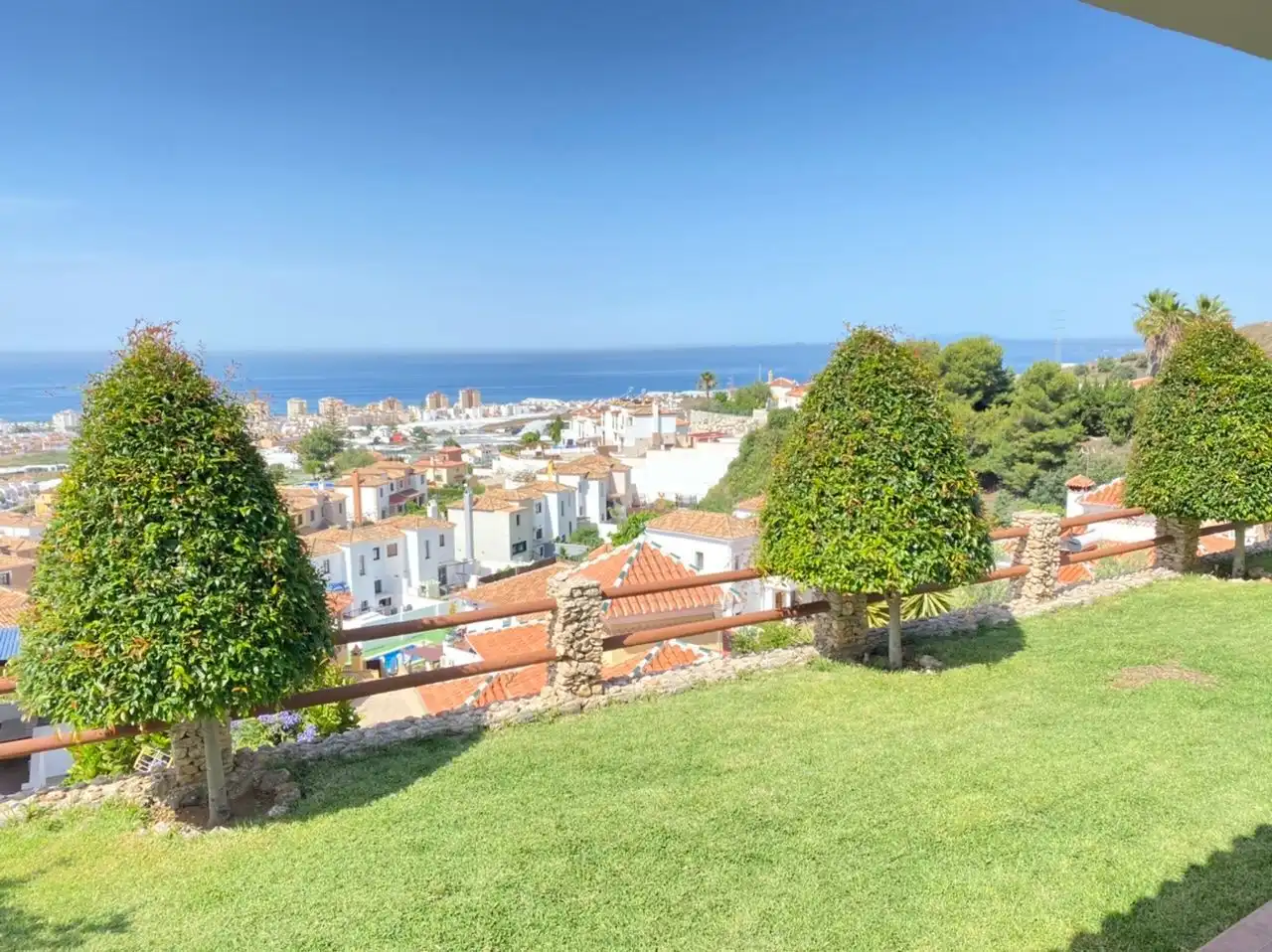 Vista exterior de Casa o xalet en venda en Torrox amb Aire condicionat, Jardí privat i Traster