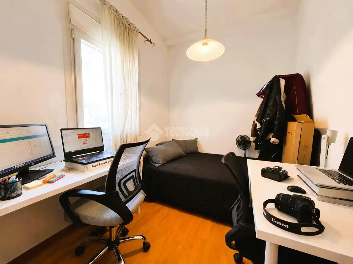 Habitación de Piso en venta en L'Hospitalet de Llobregat con Parquet y Balcón