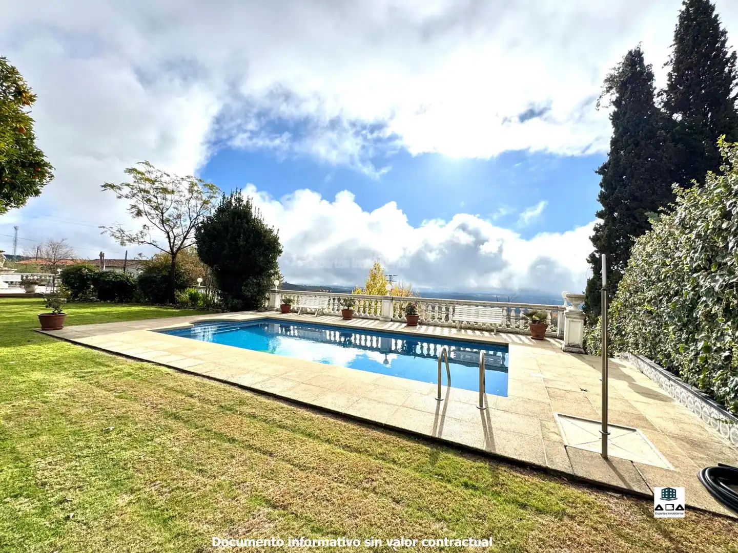 Piscina de Casa o chalet en venta en Poyales del Hoyo con Aire acondicionado, Calefacción y Jardín privado