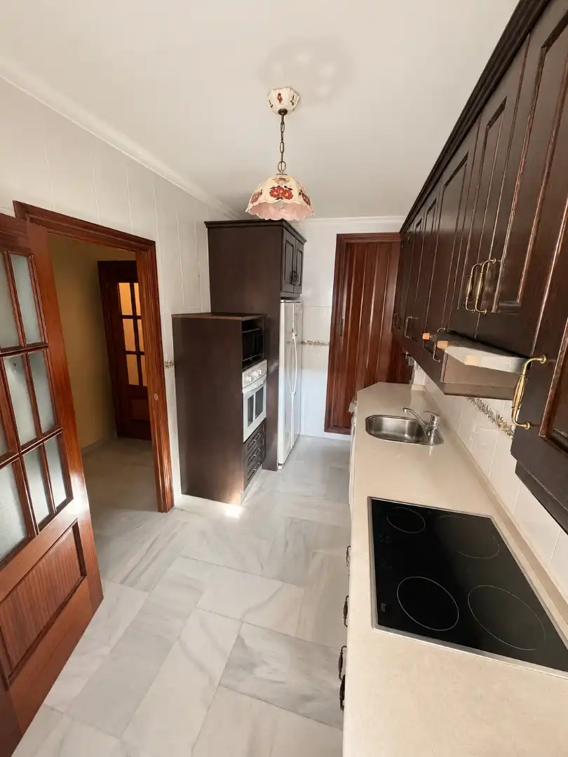 Cocina de Piso en venta en Sanlúcar la Mayor con Terraza, Balcón y Internet