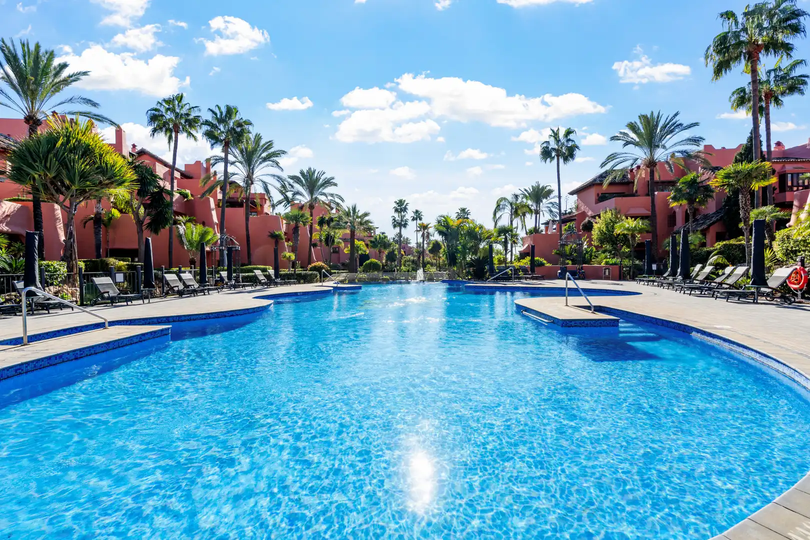 Vista exterior de Planta baja en venta en Estepona con Aire acondicionado, Calefacción y Terraza