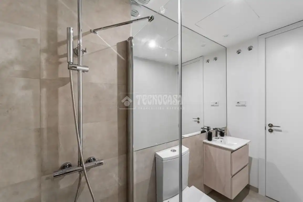 Bathroom of Study for rent in Madrid  with Air Conditioner, Heating and Terrace