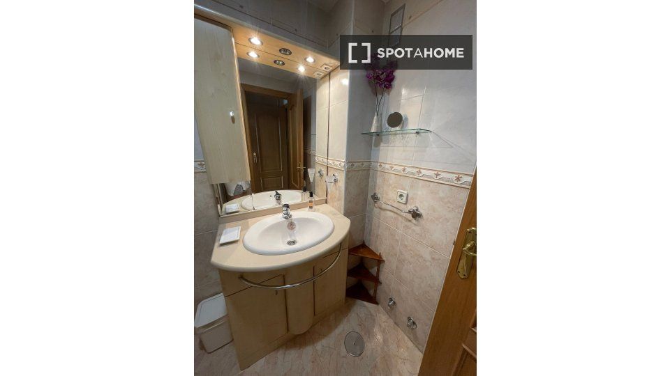 Bathroom of Flat to rent in Torrelodones  with Air Conditioner, Heating and Furnished