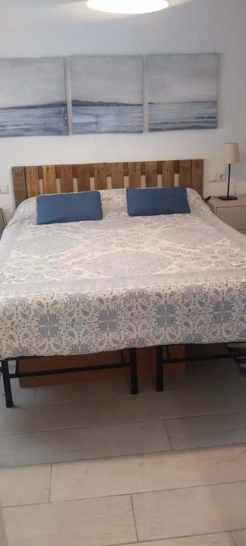 Schlafzimmer von Erdgeschoss zur Miete in Ribadesella mit Möbliert, Ofen und Waschmaschine