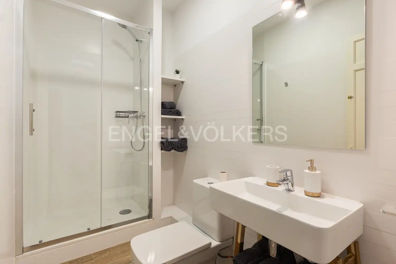 Bathroom of Flat for rent in Valencia  with Air Conditioner, Heating and Parquet flooring