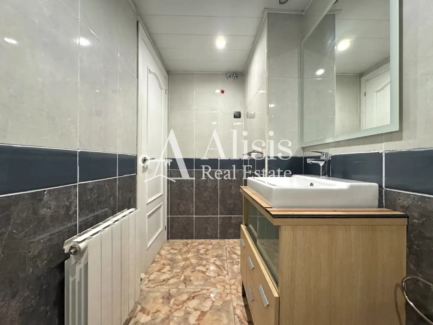 Badezimmer von Einfamilien-Reihenhaus zum Verkauf in Pallejà mit Klimaanlage, Heizung und Terrasse