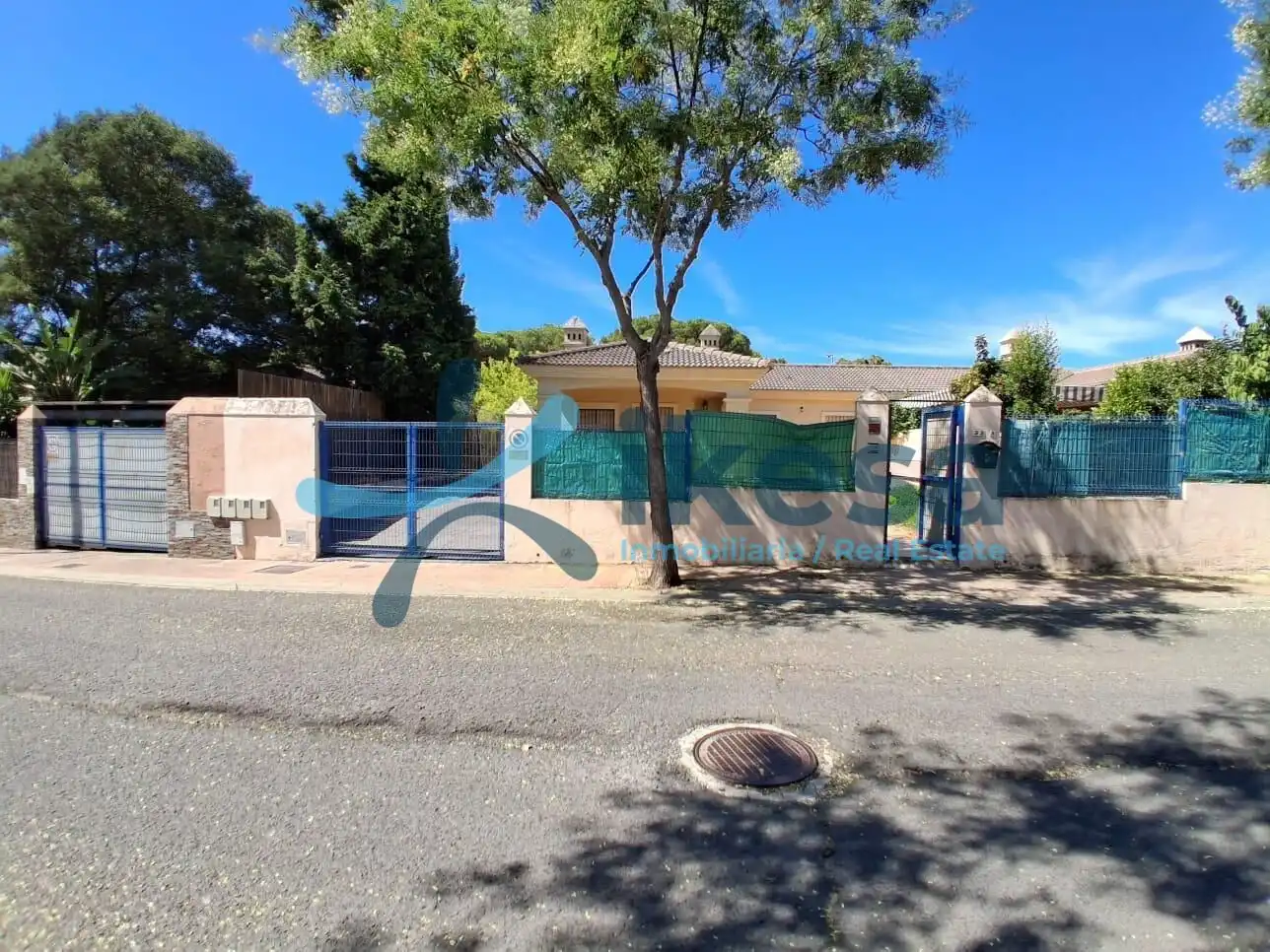 Vista exterior de Casa adosada en venda en El Portil amb Piscina comunitària