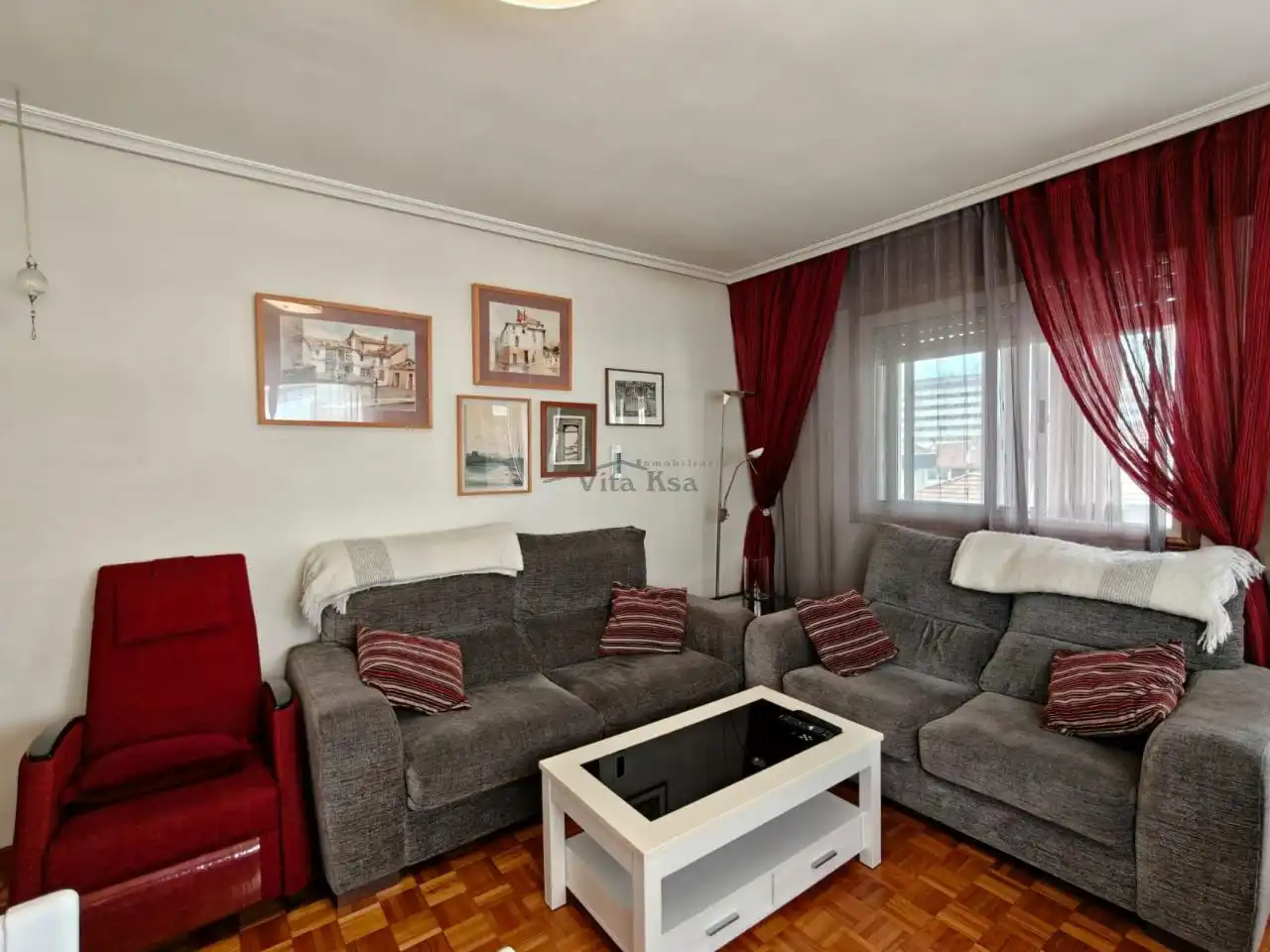 Living room of Flat for rent in Ourense Capital   with Heating, Parquet flooring and Furnished