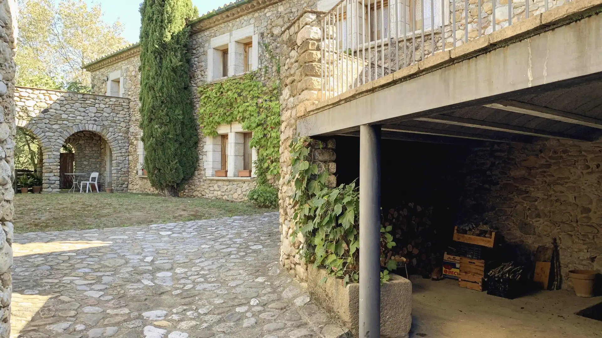 Vista exterior de Finca rústica en venda en Cabanelles amb Calefacció, Terrassa i Moblat