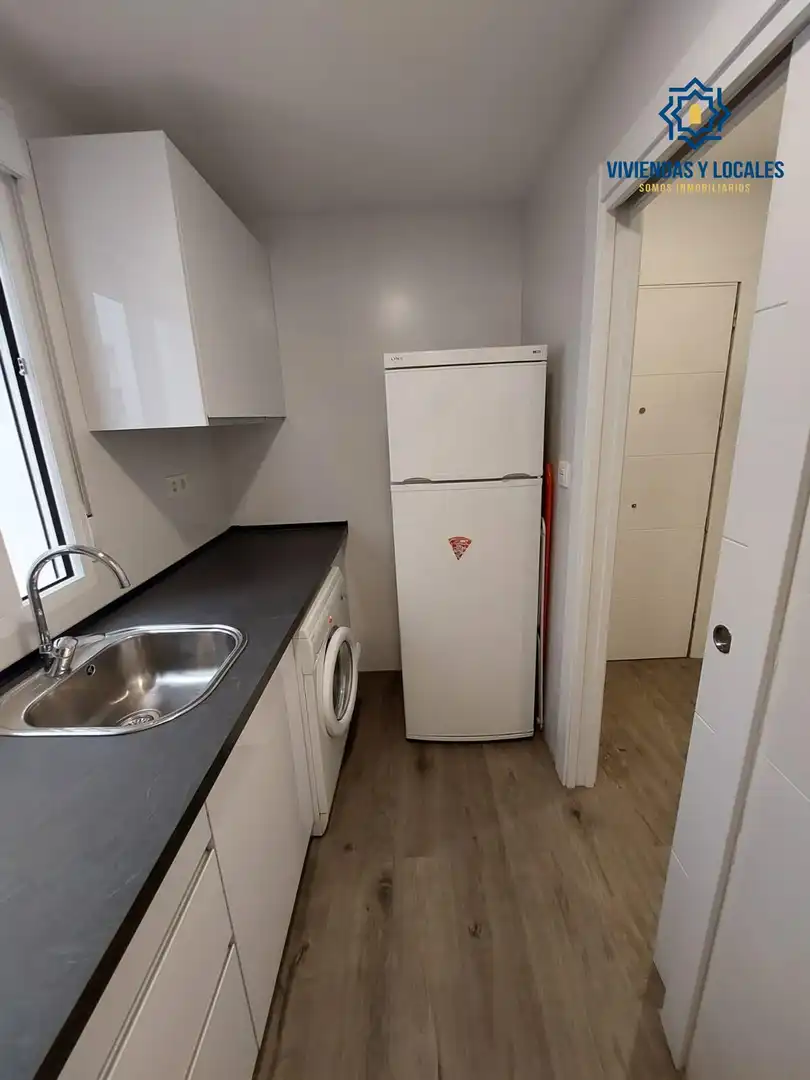 Cuina de Pis de lloguer en Granada amb Aire condicionat, Terrassa i Moblat