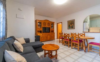 Sala d'estar de Apartament en venda en Torrevieja amb Aire condicionat, Terrassa i Moblat