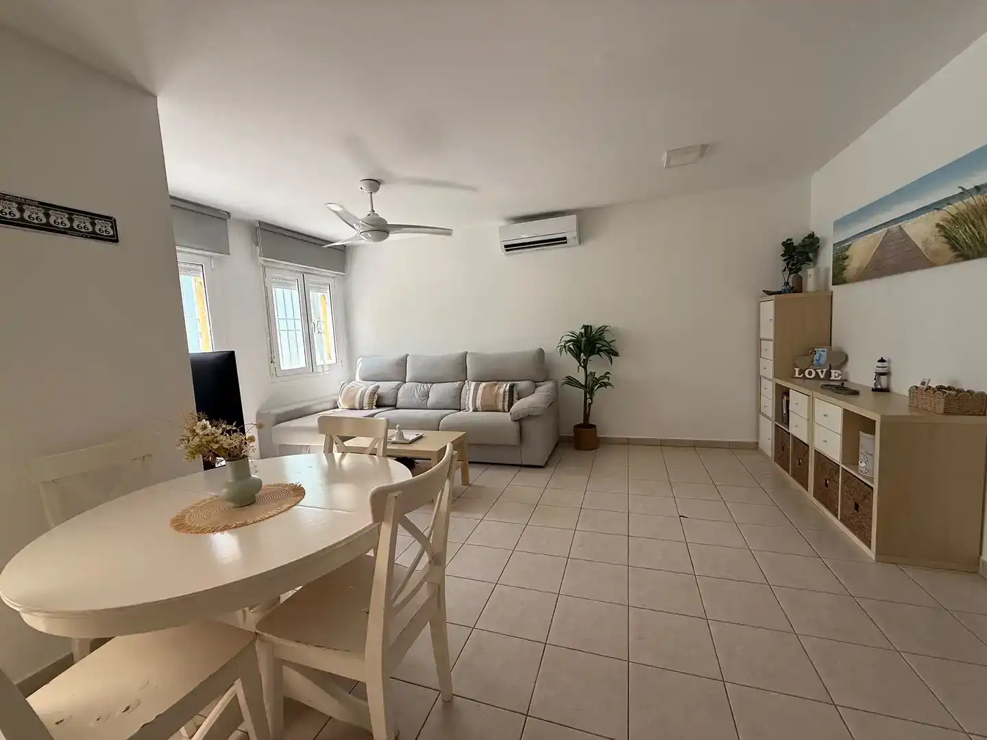 Sala d'estar de Apartament de lloguer en El Verger amb Aire condicionat, Jardí privat i Piscina