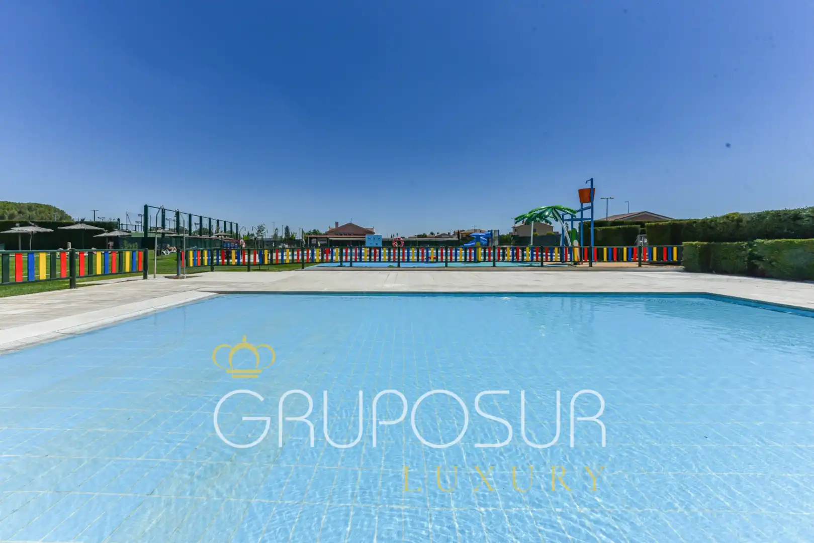 Schwimmbecken von Einfamilien-Reihenhaus zum Verkauf in Aldeamayor de San Martín mit Heizung, Privatgarten und Parkett