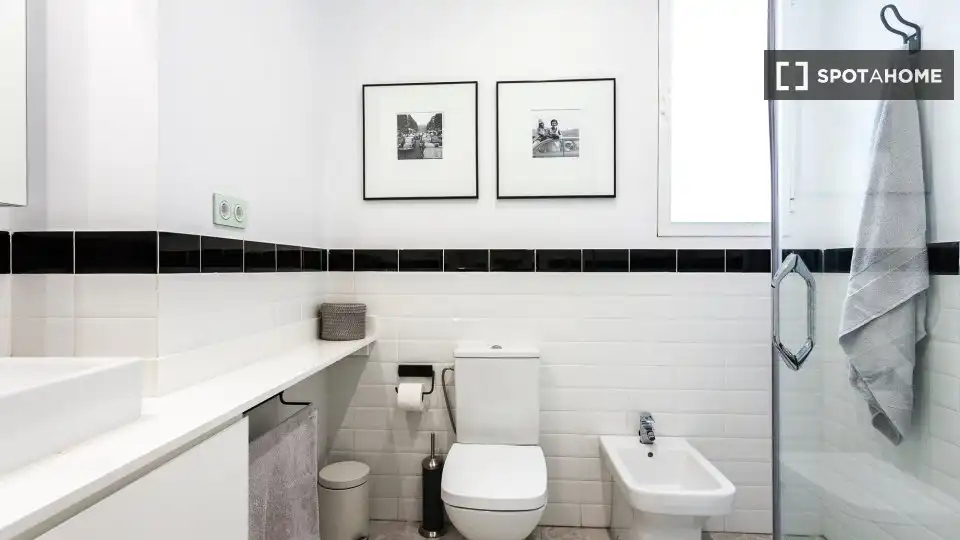 Bathroom of Flat for rent in Valencia  with Air Conditioner, Heating and Furnished