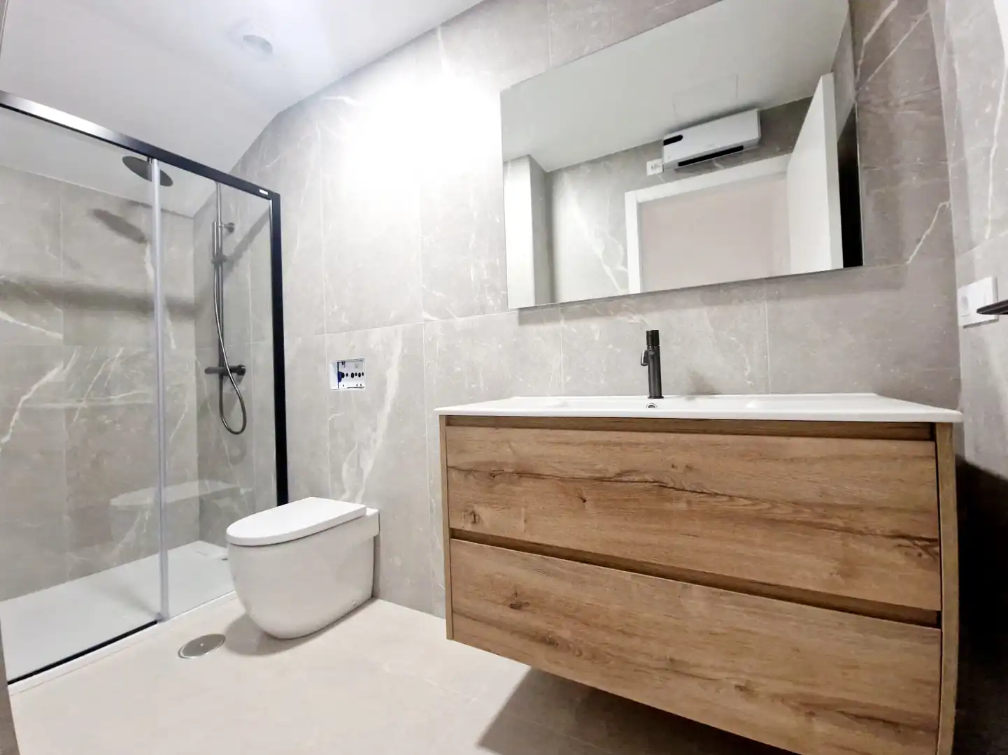 Badezimmer von Dachboden zum Verkauf in A Coruña Capital  mit Heizung, Ofen und Waschmaschine