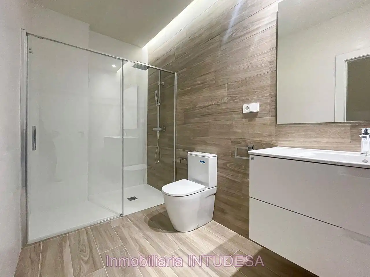 Baño de Piso en venta en Tudela con Calefacción, Terraza y Amueblado