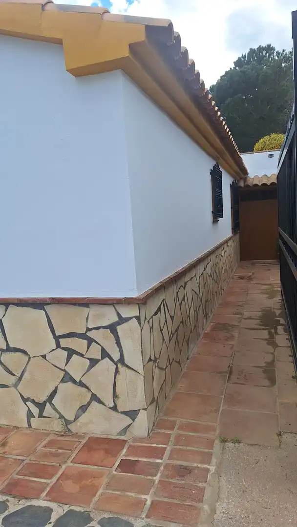 Außenansicht von Country house zur Miete in Vélez-Málaga mit Privatgarten, Terrasse und Schwimmbad