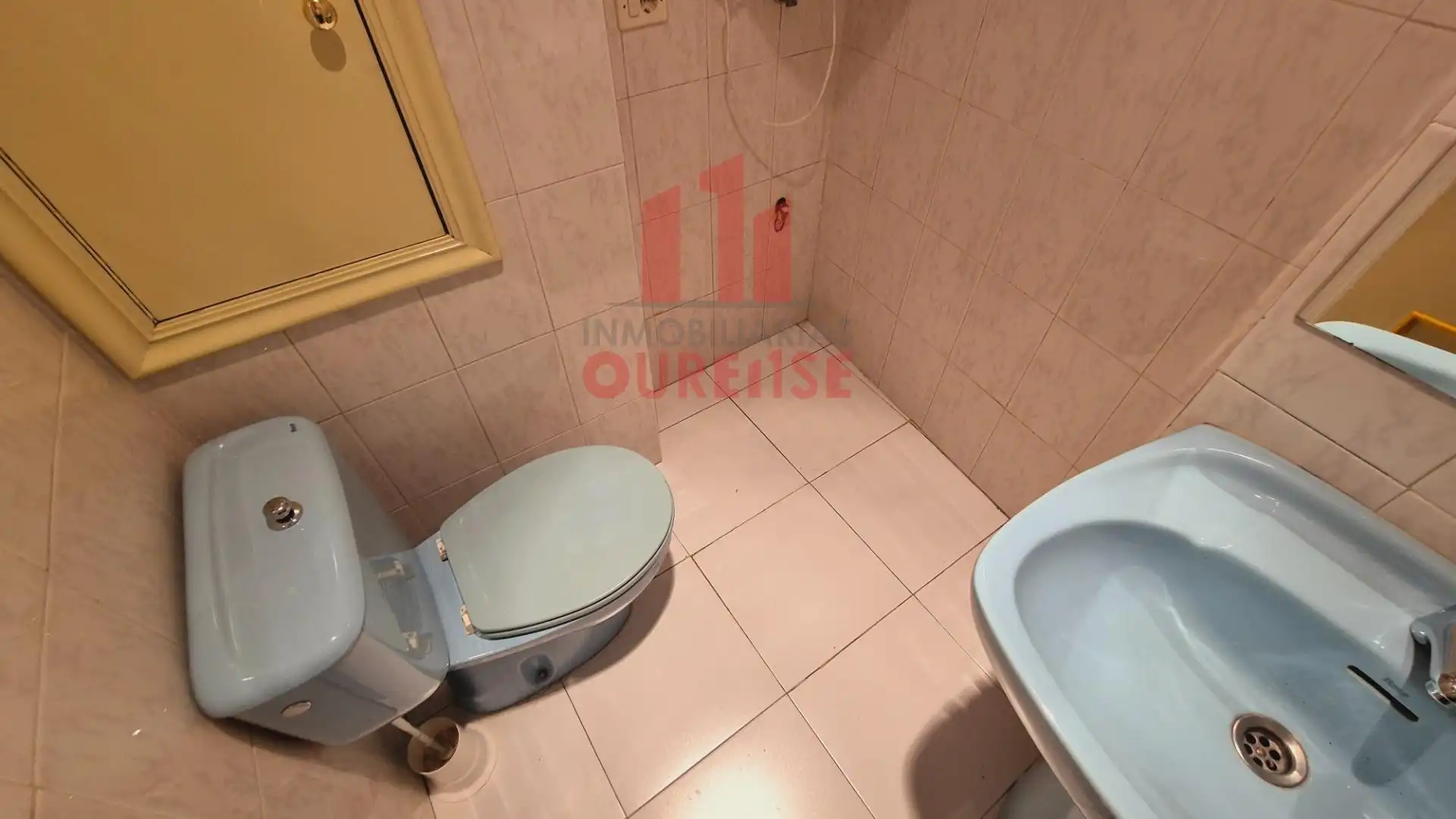 Baño de Oficina de alquiler en Ourense Capital  con Calefacción