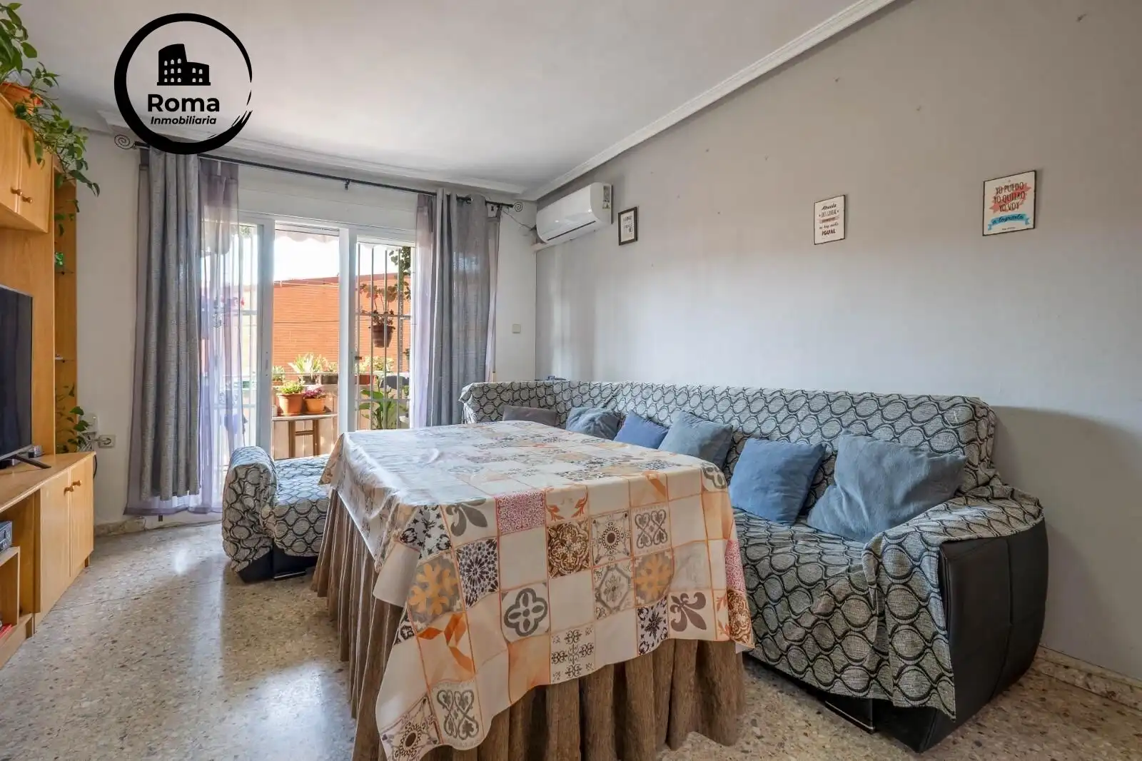 Living room of Flat for sale in Granada  with Air Conditioner, Heating and Terrace