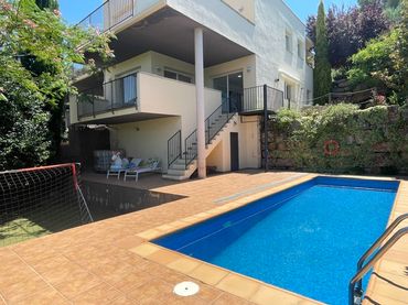 Casa aparellada amb balcó en venda a Viladecavalls