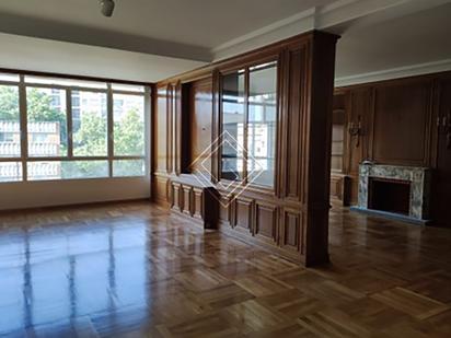 Sala d'estar de Pis en venda en  Madrid Capital amb Aire condicionat, Calefacció i Terrassa