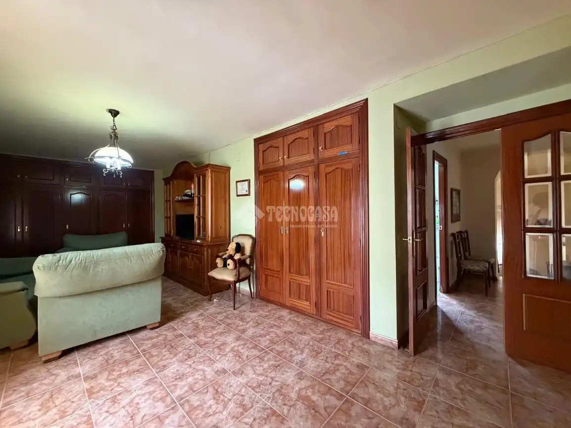 Wohnzimmer von Einfamilien-Reihenhaus zum Verkauf in Torredonjimeno mit Klimaanlage und Balkon