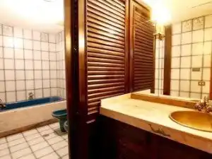 Bany de Casa o xalet en venda en Gijón  amb Jardí privat, Parquet i Terrassa