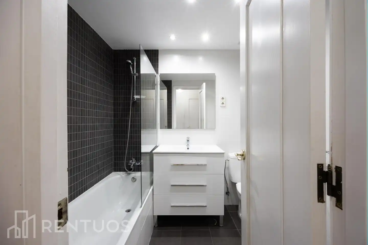 Bathroom of Flat for rent in Majadahonda  with Air Conditioner, Heating and Parquet flooring