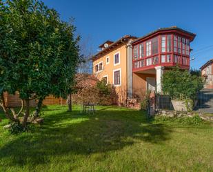 Vista exterior de Casa o xalet de lloguer en Oviedo  amb Calefacció, Parquet i Terrassa