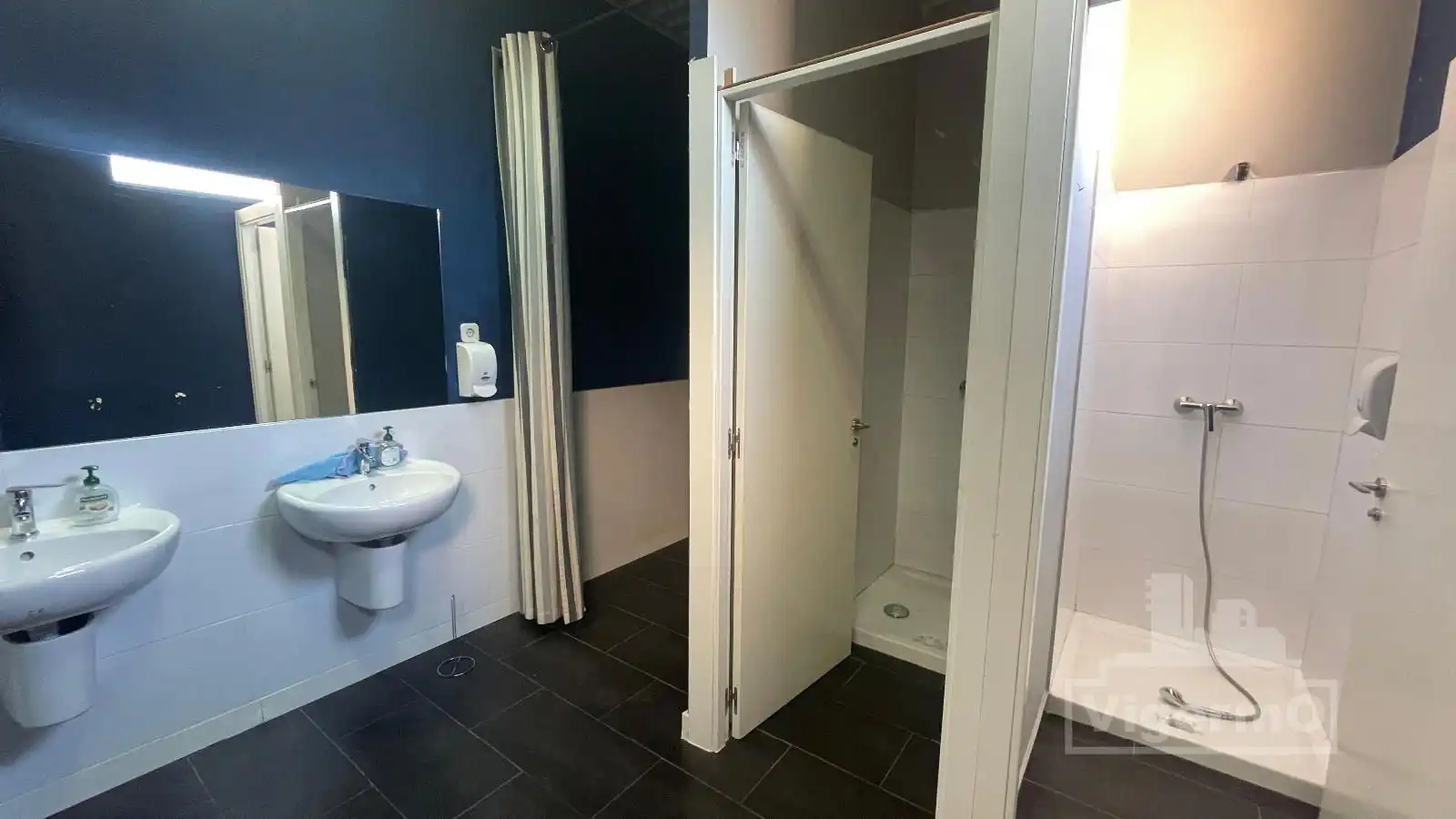 Bathroom of Commercial properties for sale in Población de Arroyo