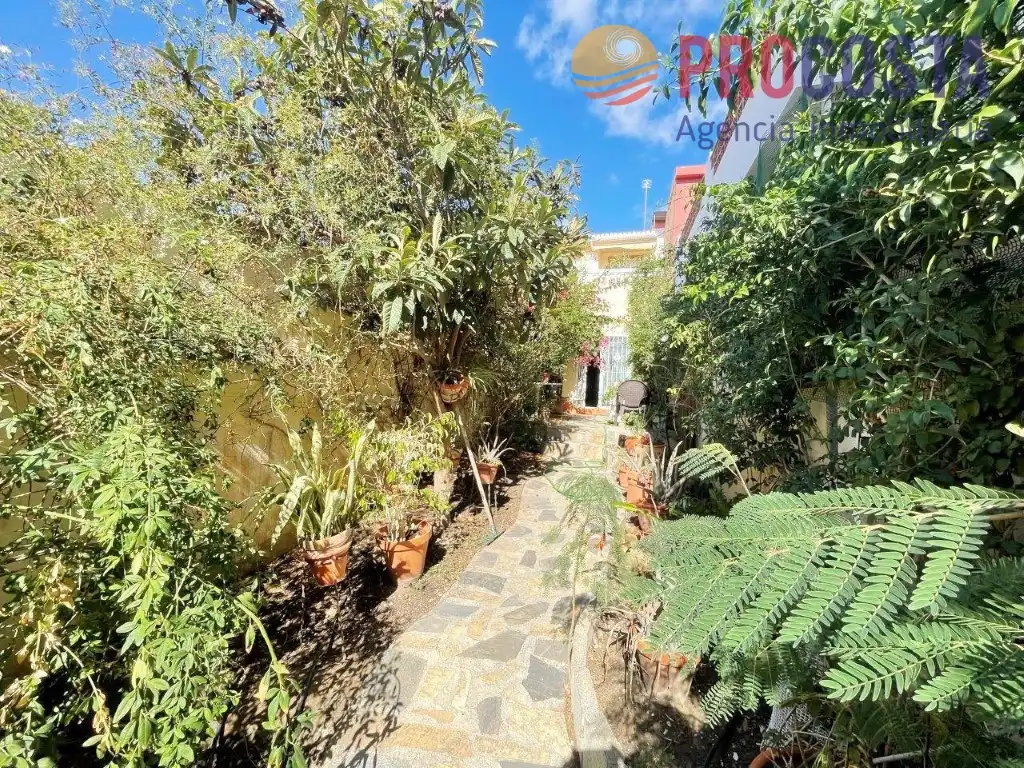 Vista exterior de Casa adosada en venta en Almuñécar con Terraza