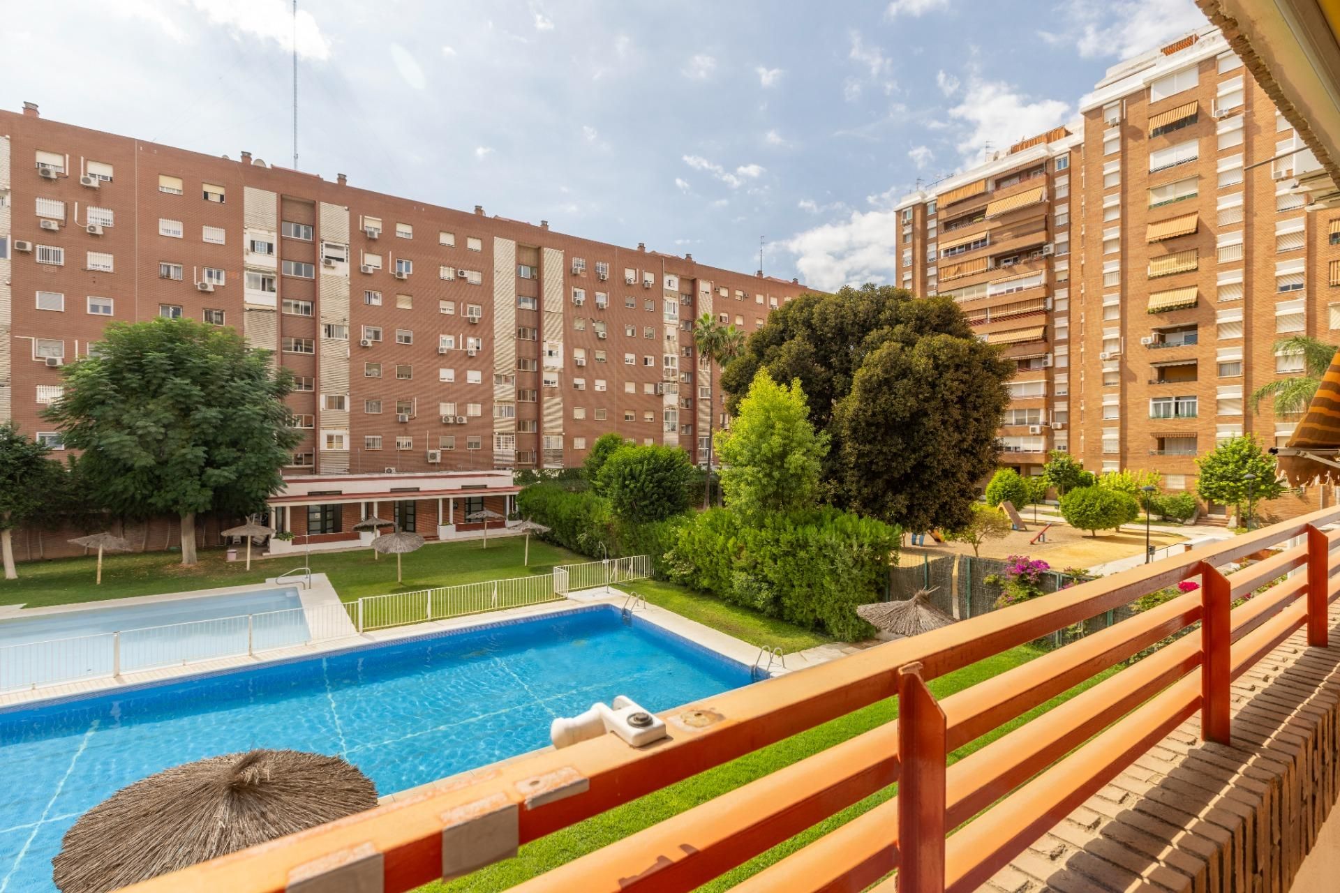 Swimming pool of Flat for sale in  Sevilla Capital  with Air Conditioner, Heating and Private garden